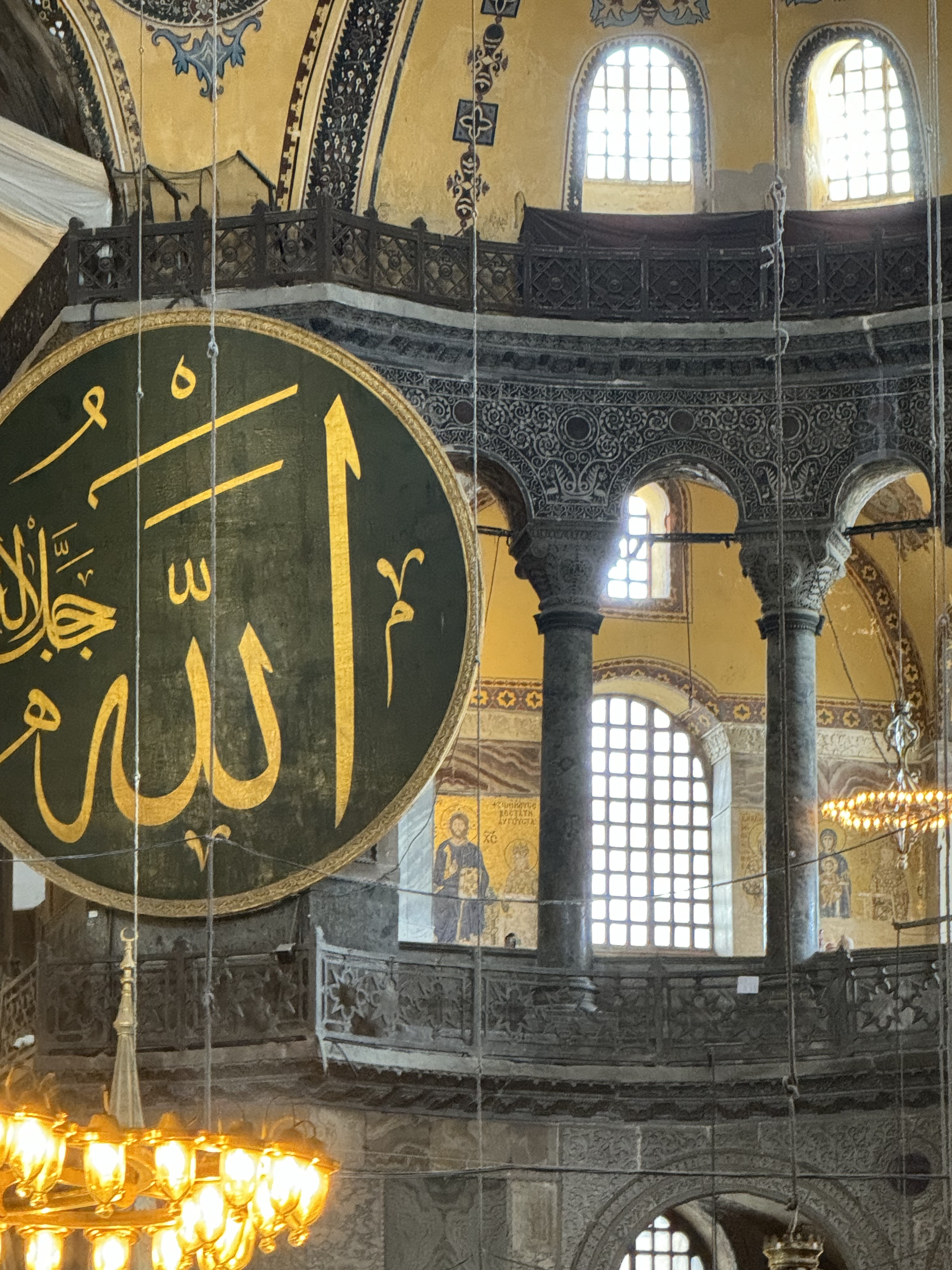 Ayasofya'da Meryem mozaiğinin yanında Arapça hat sanatı