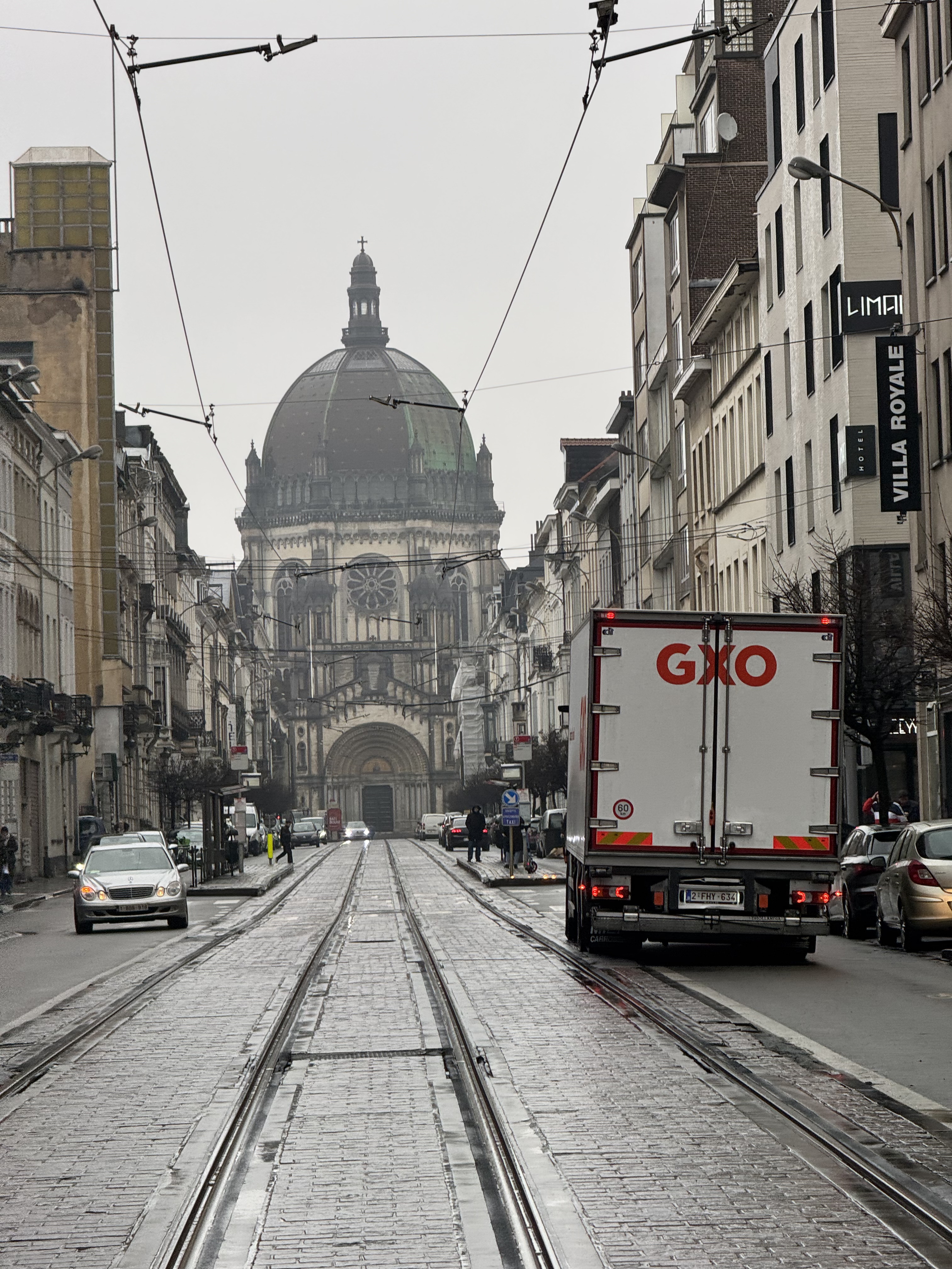 Brüksel'de bir saraya doğru giden tramvay