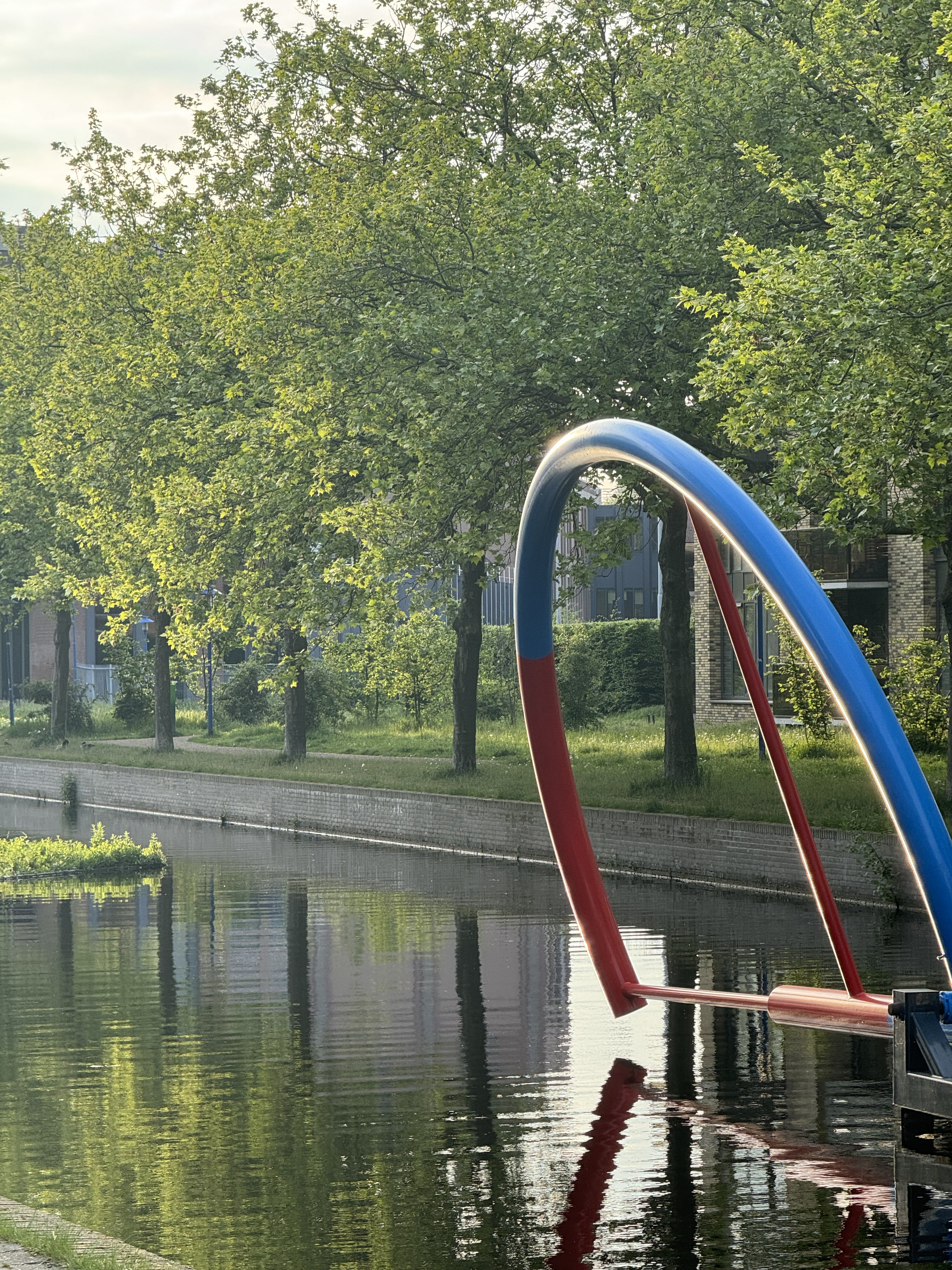 Eindhoven'da bir kanaldaki gemiler için bir havuz kapısı