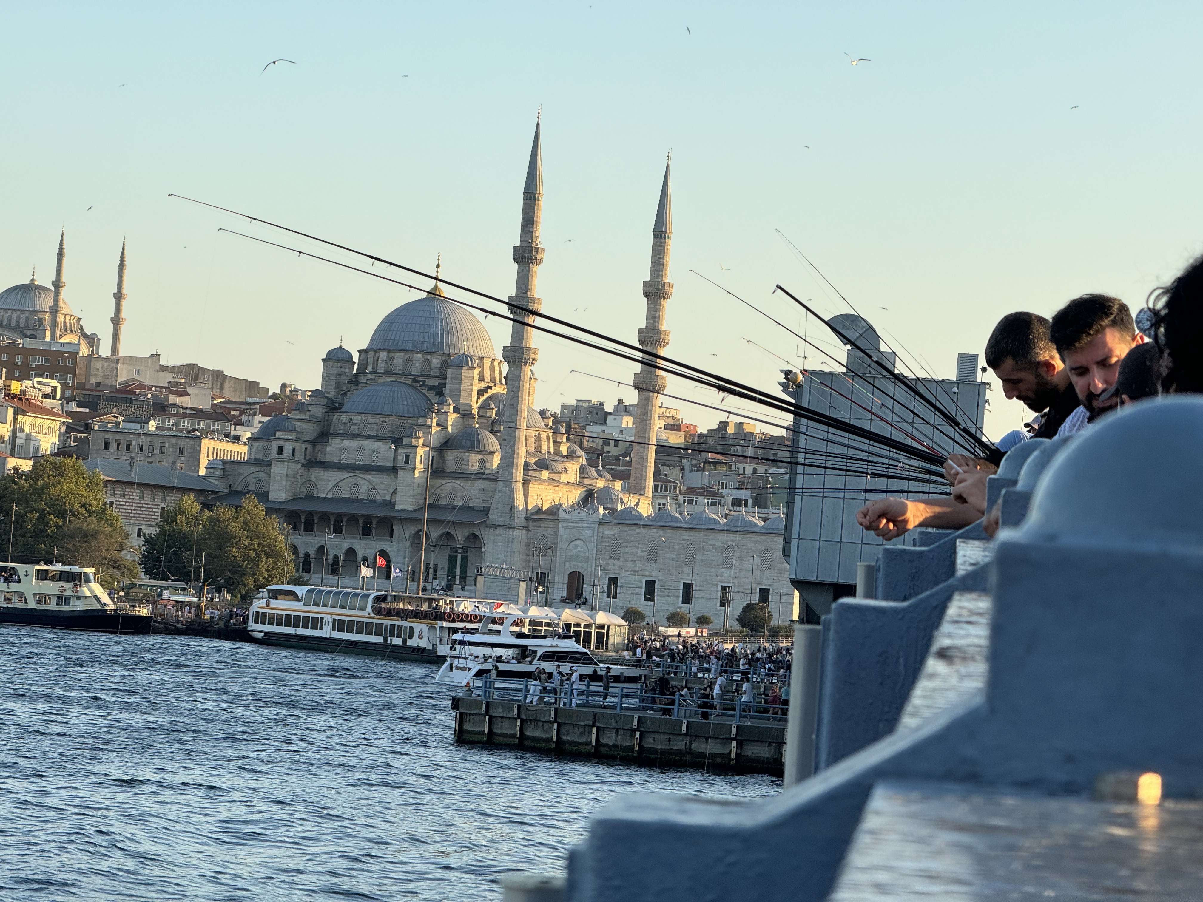 İstanbul'daki Galata Köprüsü'nün görünümü