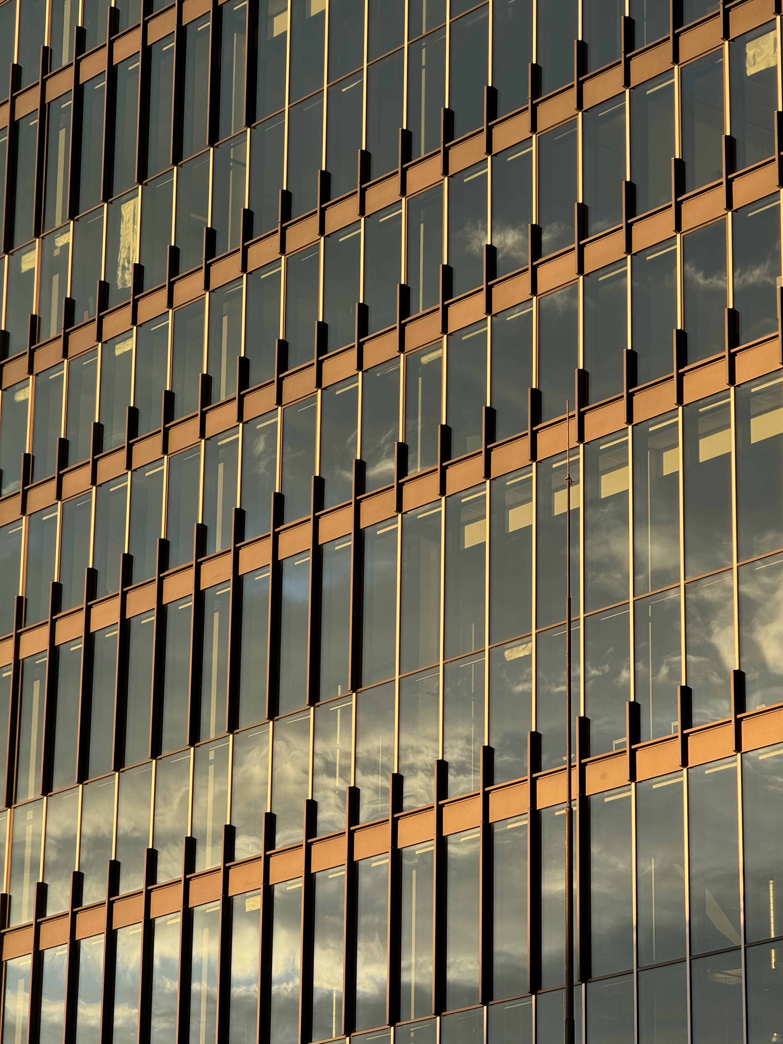 Hollanda'da günbatımında cam bir bina