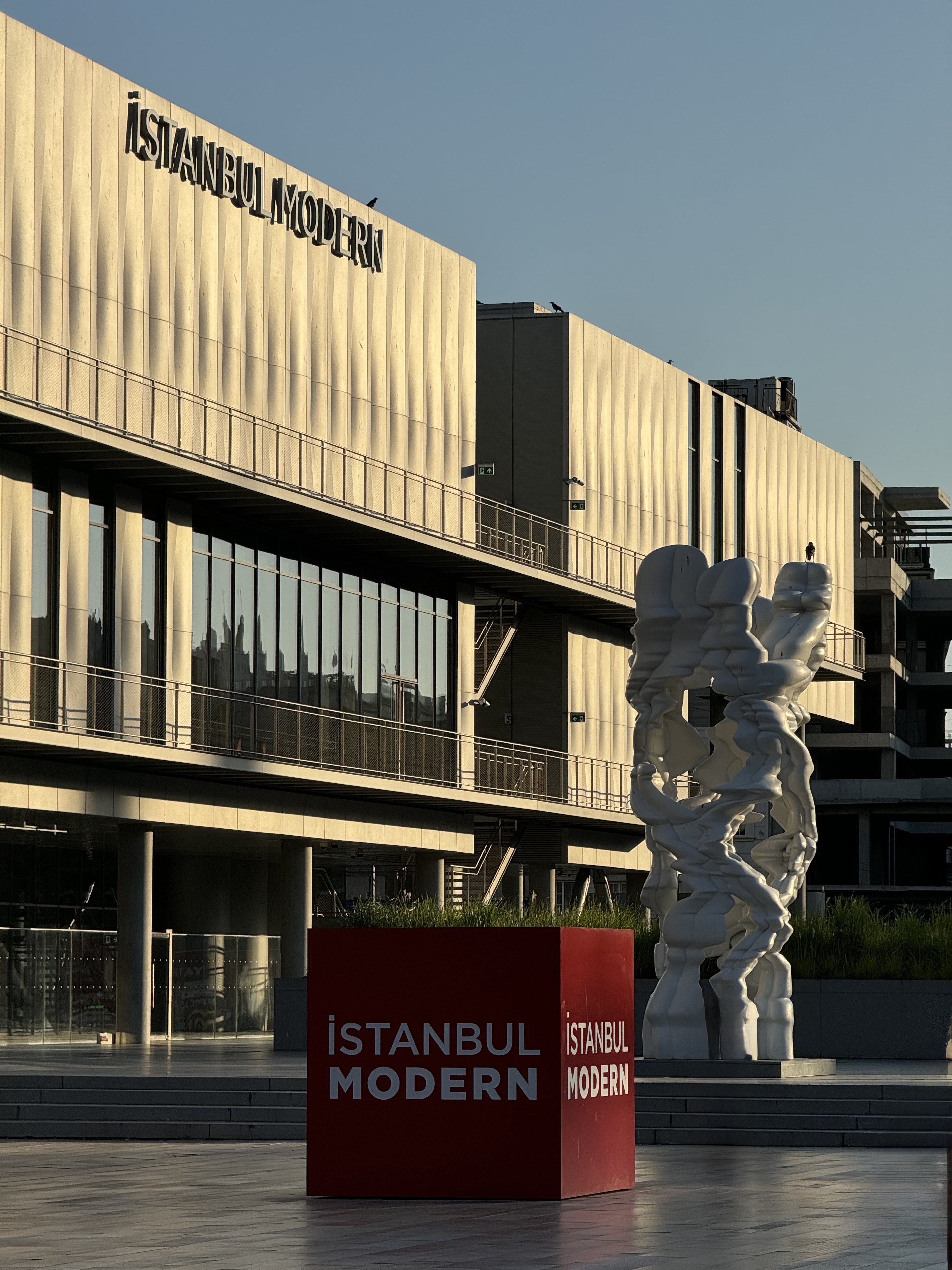İstanbul Modern müzesinin bahçesi