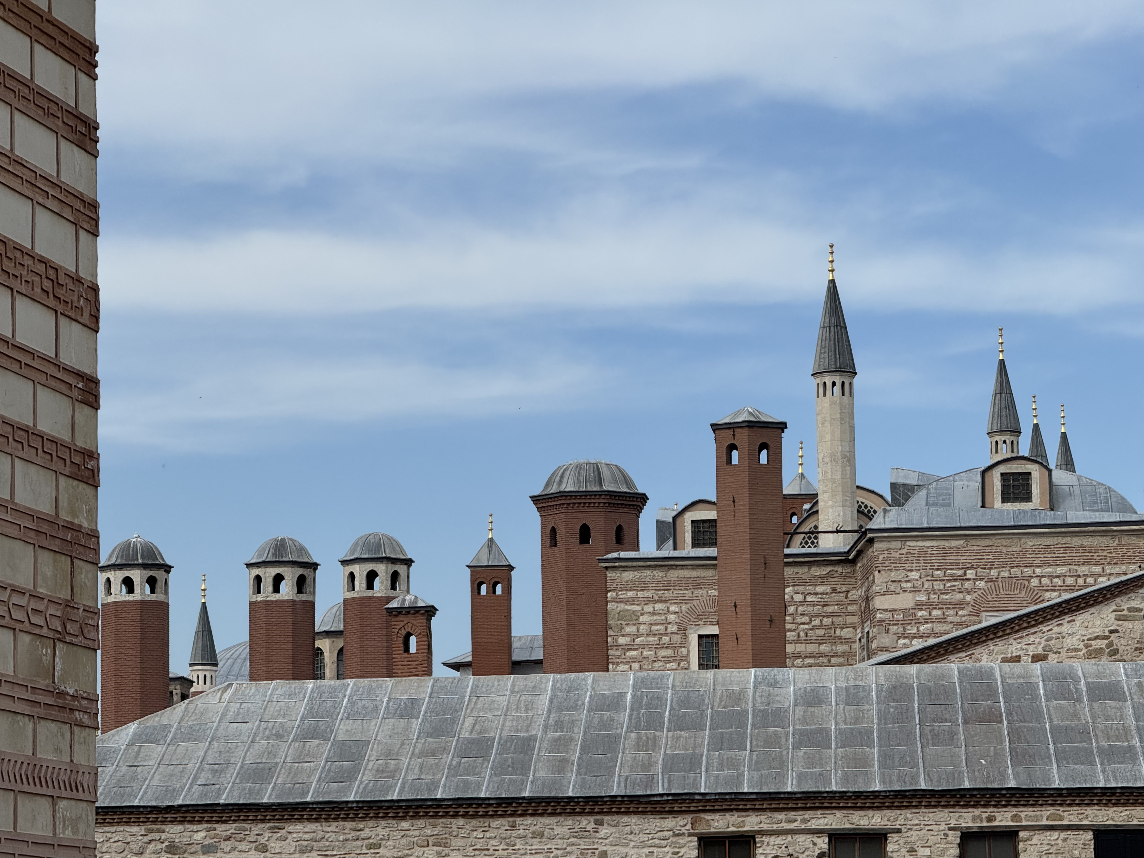Kuleler ve cami kubbeleriyle İstanbul'dan estetik bir görünüm