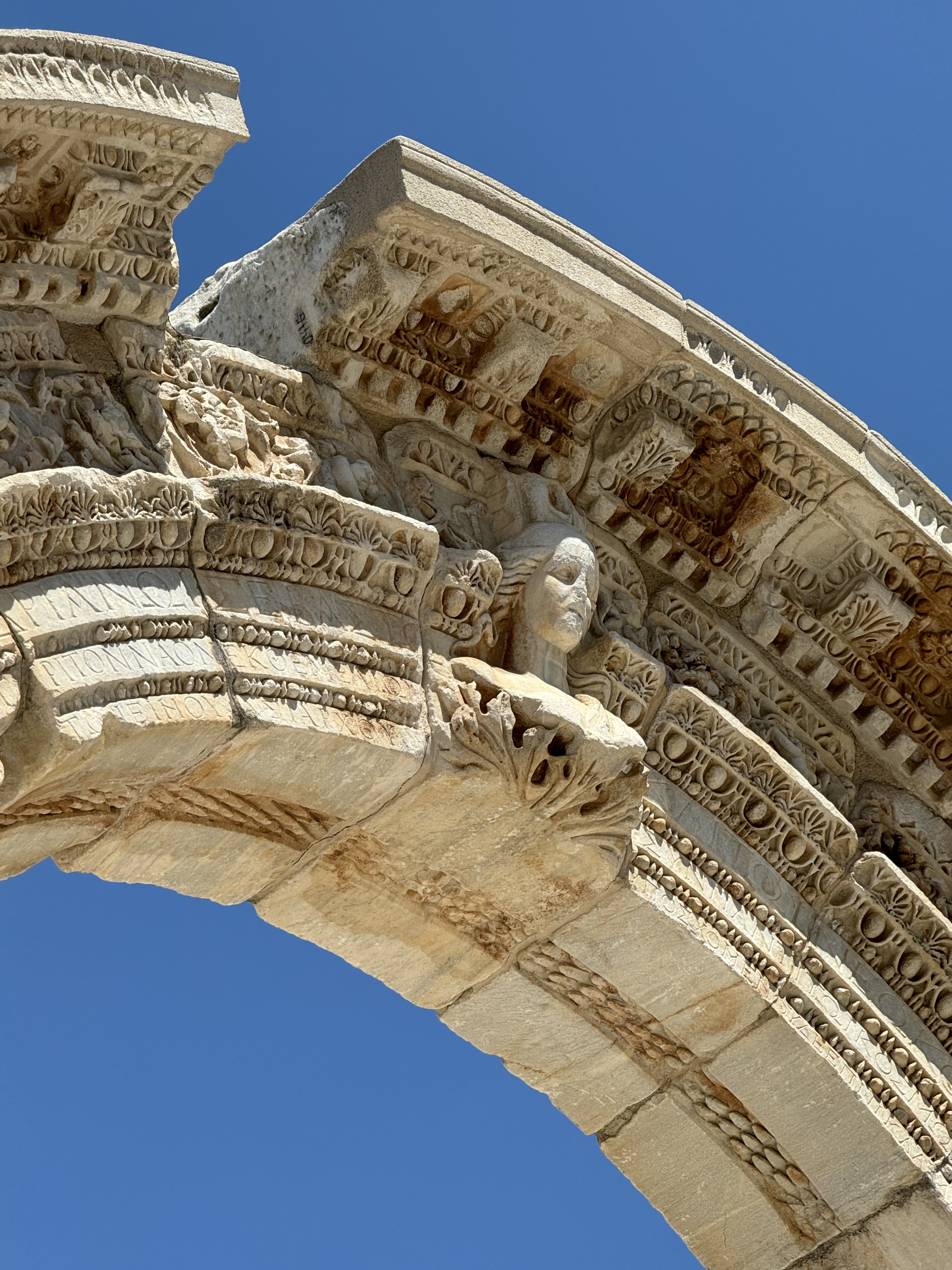 Efes'te bir kadın imgesiyle oyulmuş kilit taşı