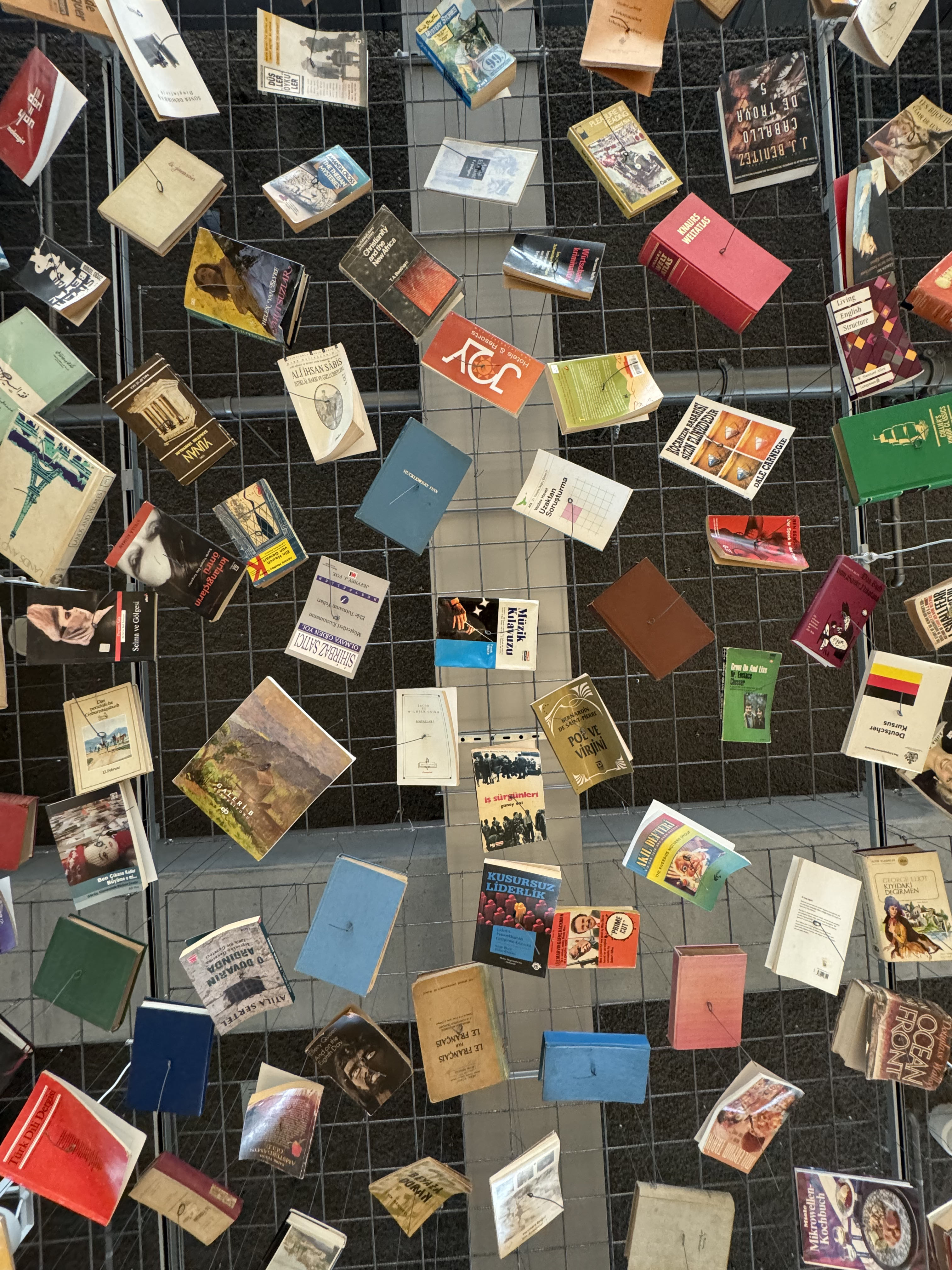 İstanbul Modern'de tavandan sarkan estetik kitaplar