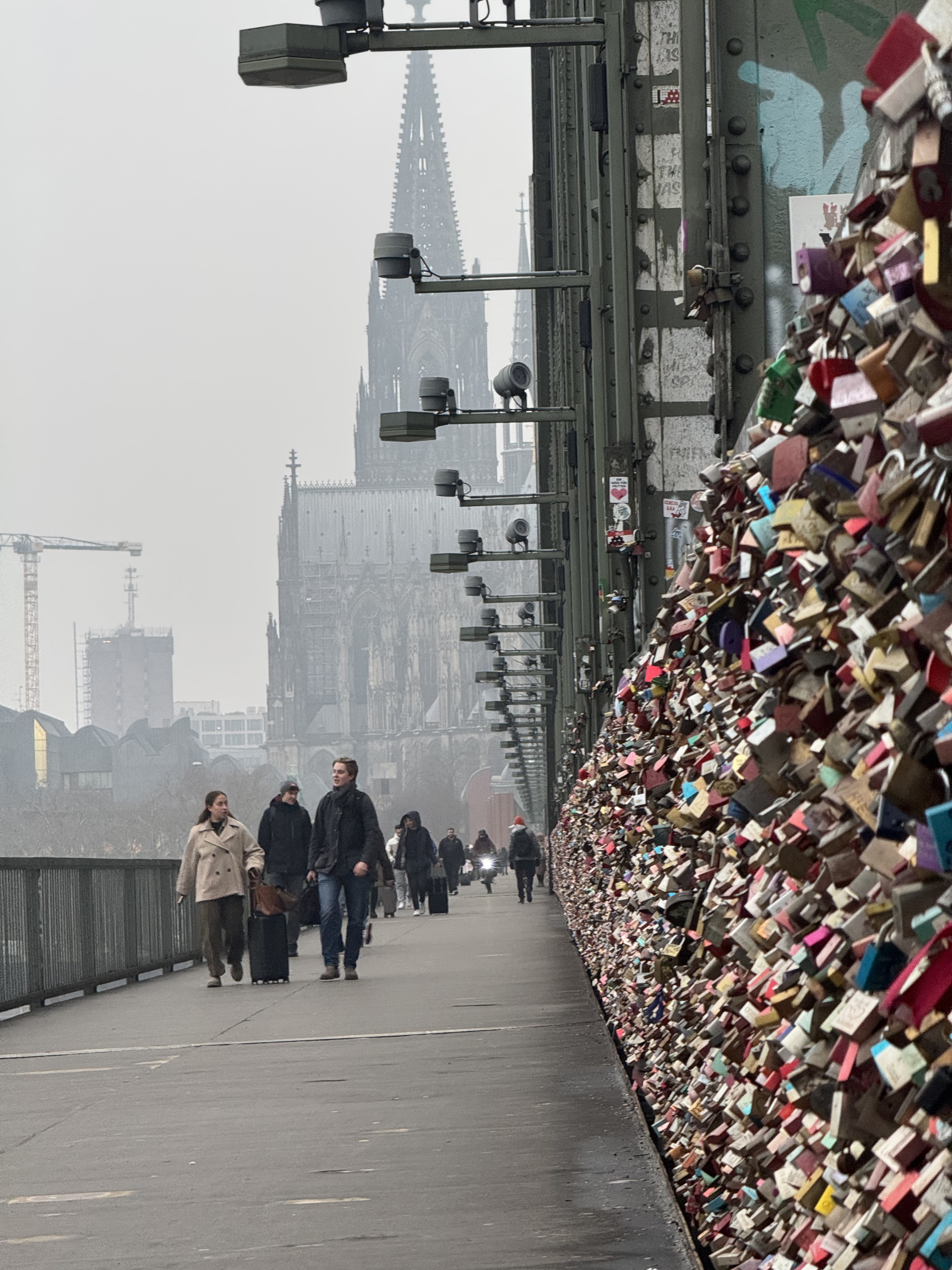 Köln'deki Hohenzollern Köprüsü'ndeki aşk kilitleri