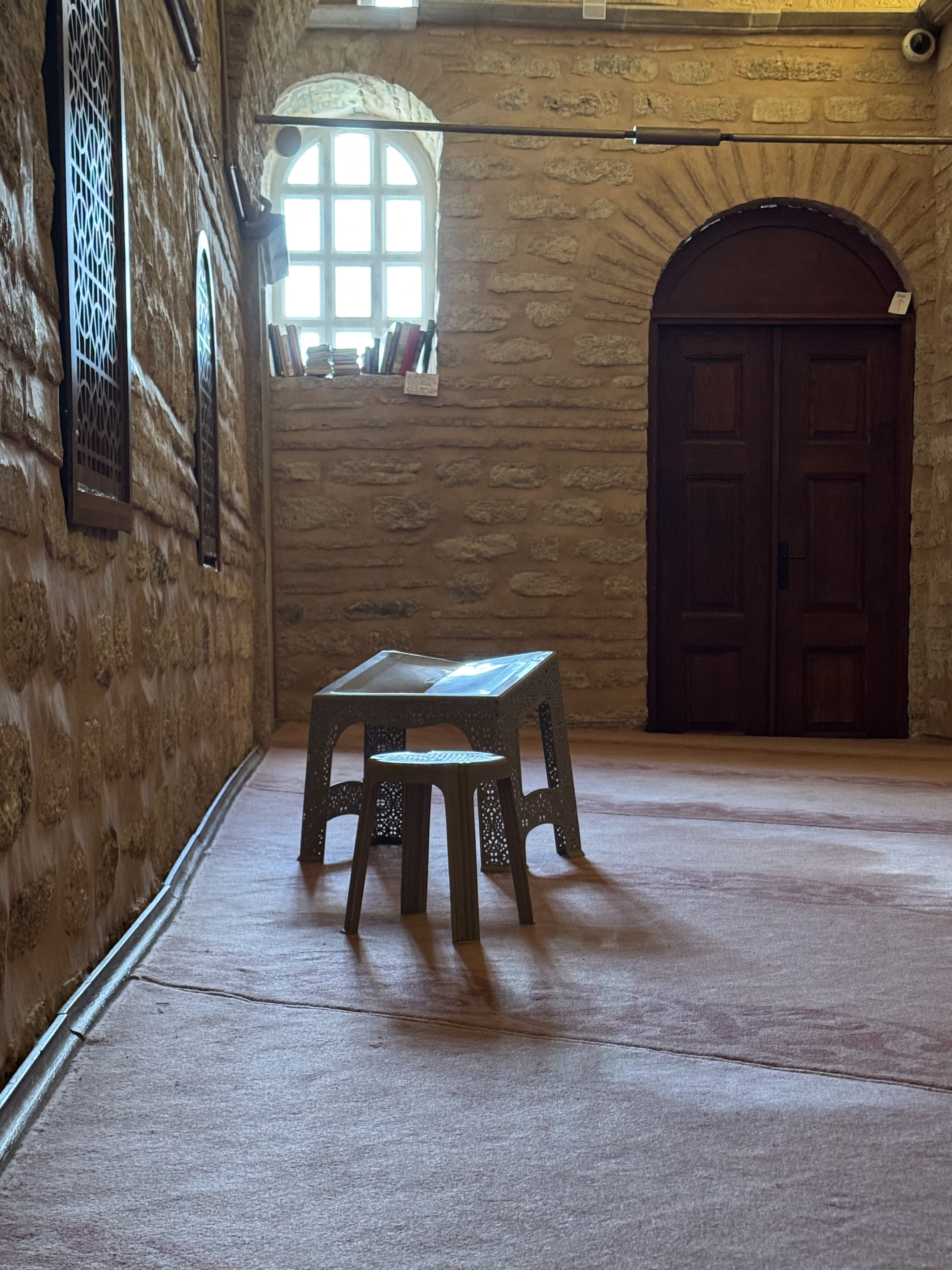 Kariye Camii'nde Kur'an'a vuran bir ışık huzmesi