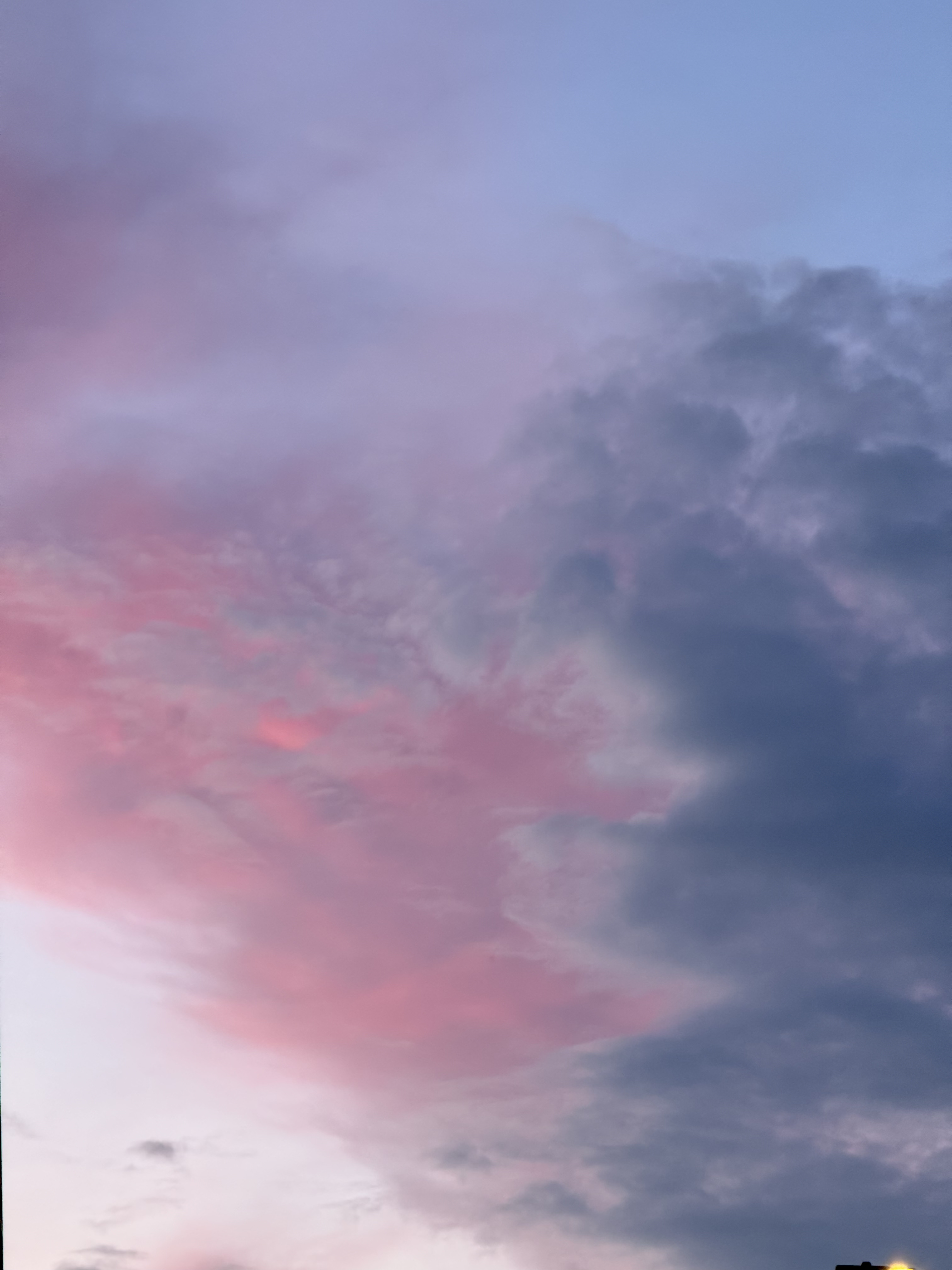 Tamamen mor bir gökyüzü