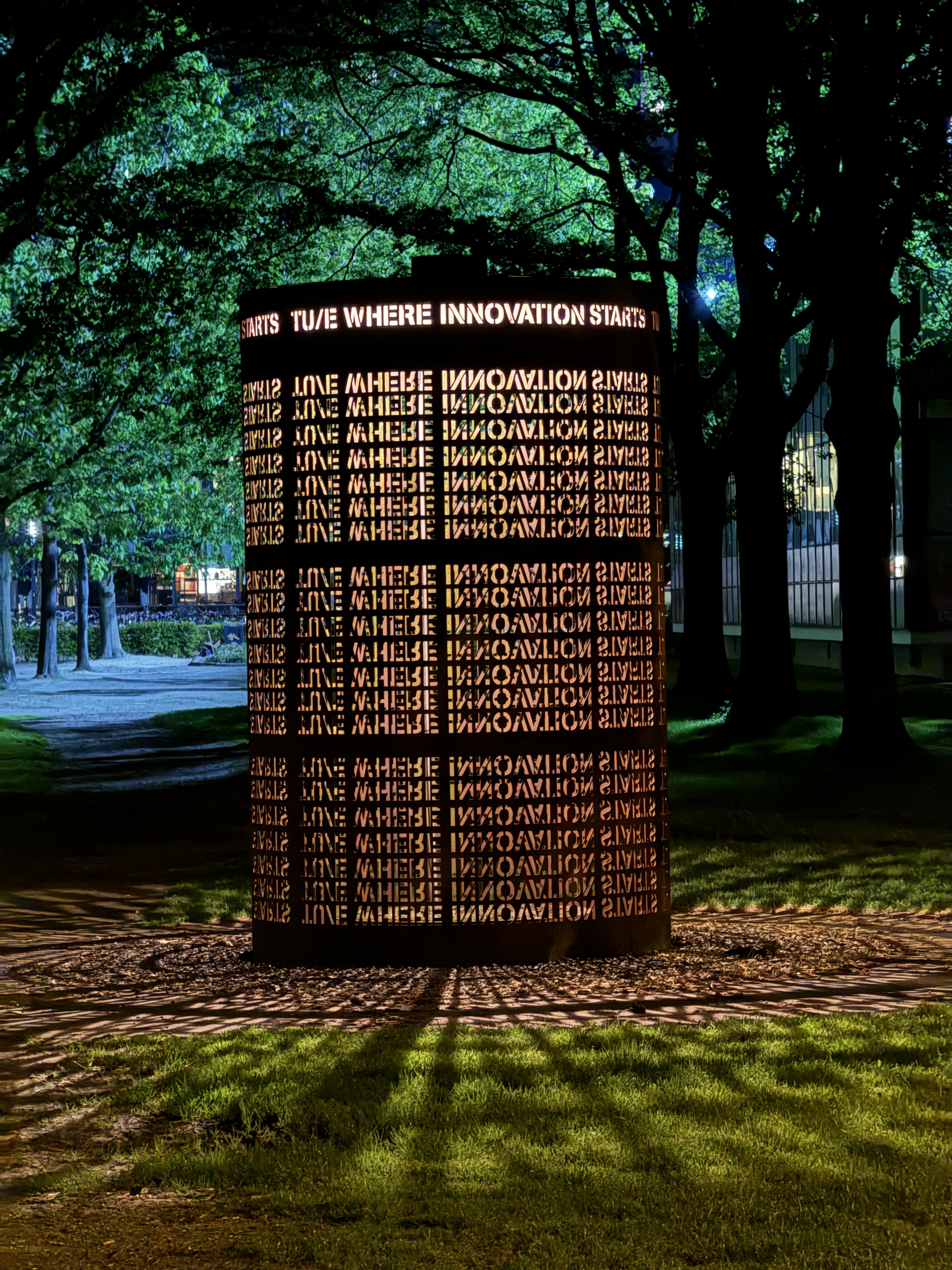 Geceleyin TU Eindhoven kampüsü