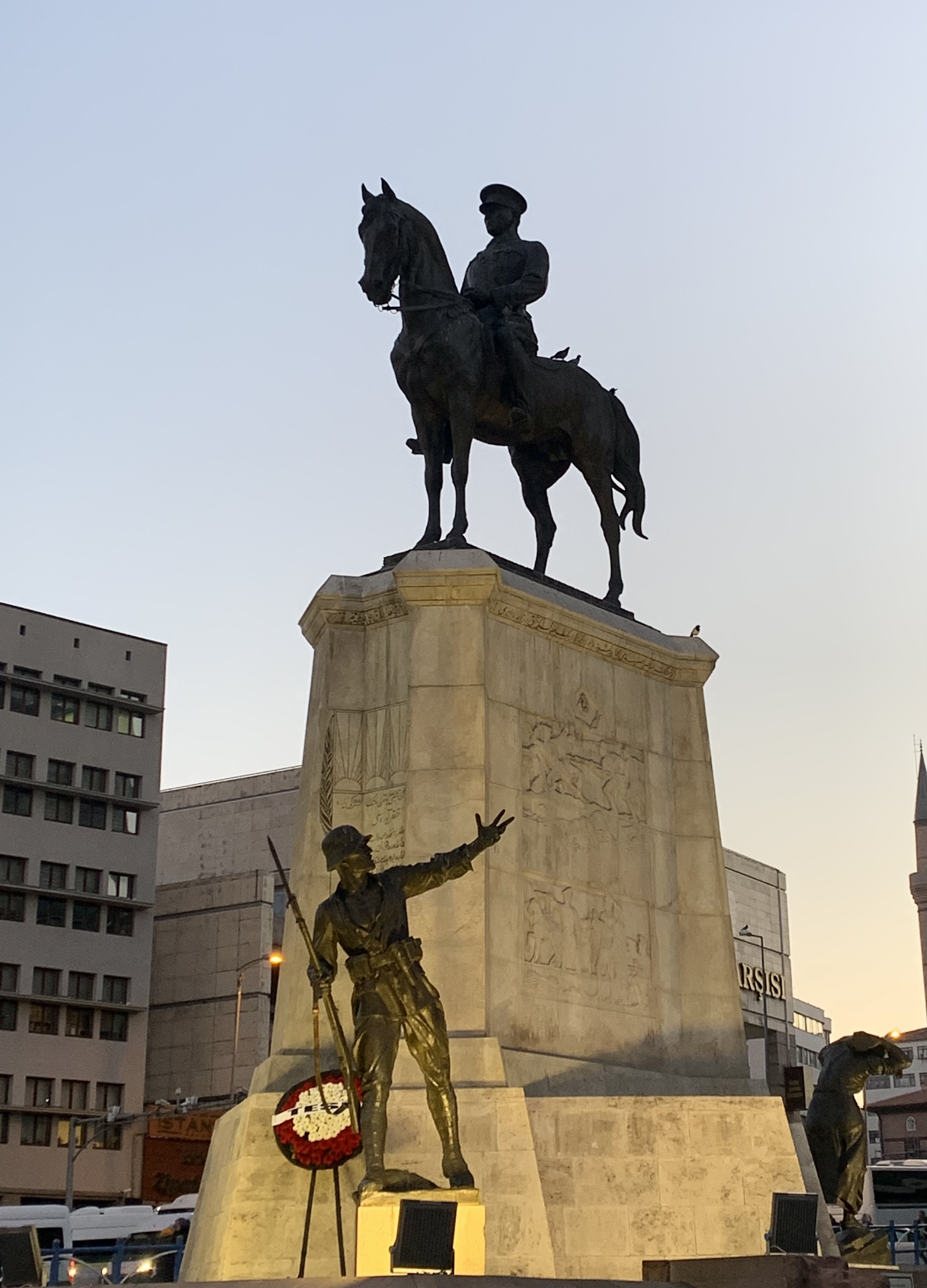 Ankara Ulus'taki Atatürk heykeli