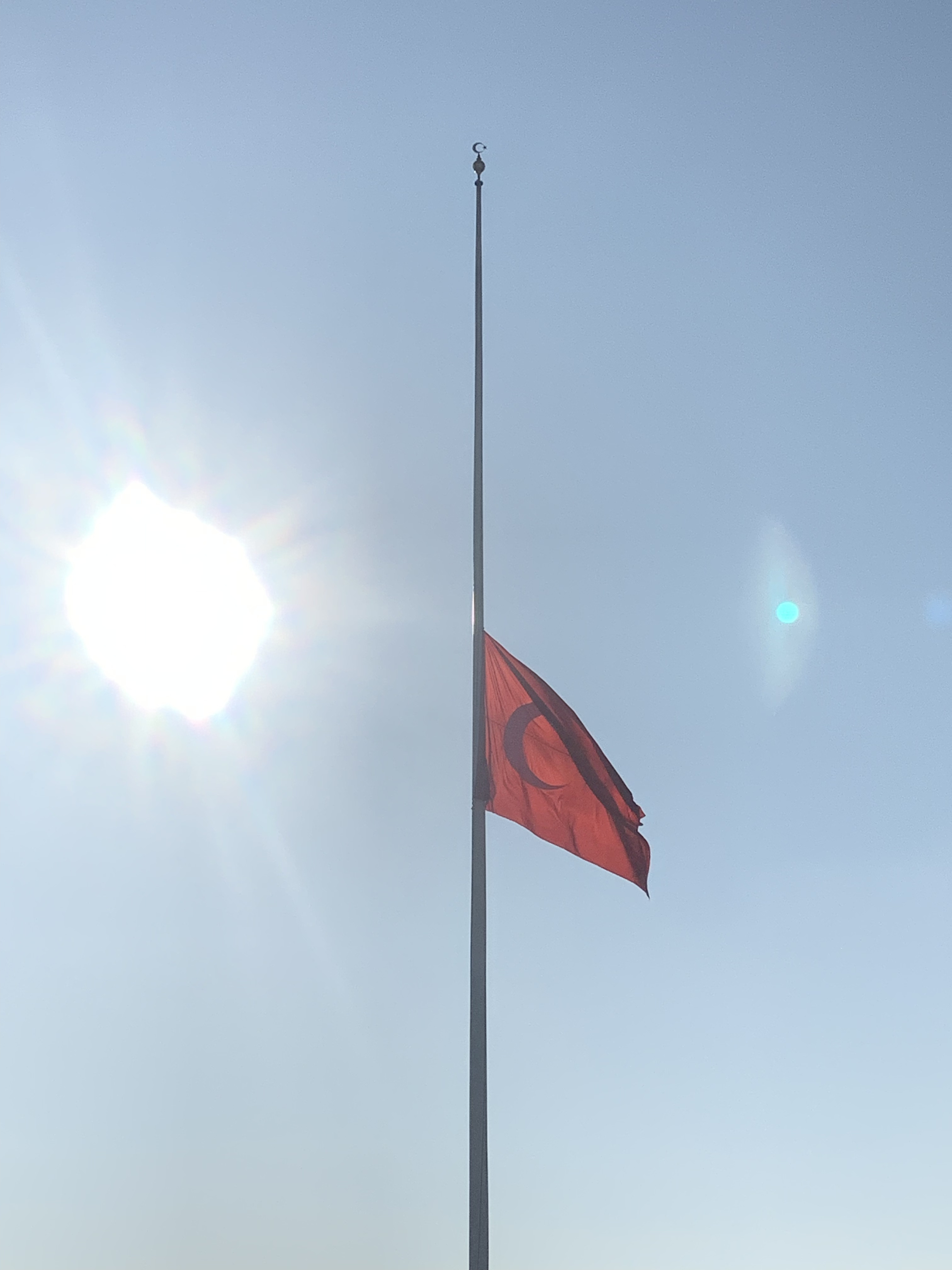 Anıtkabir'de yarıya indirilmiş bir Türk bayrağı